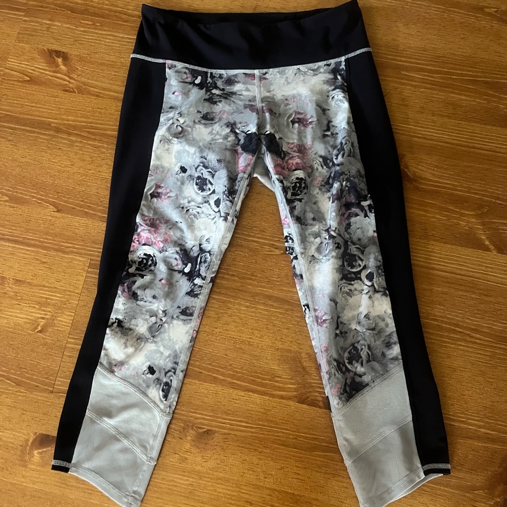 Lulu leggings. Floral print, gray, black and pink.